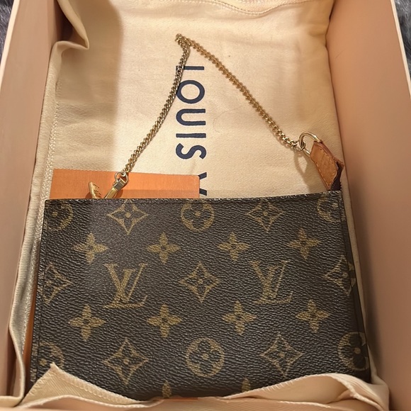 Authentic Louis Vuitton pochette monogram - Picture 14 of 15